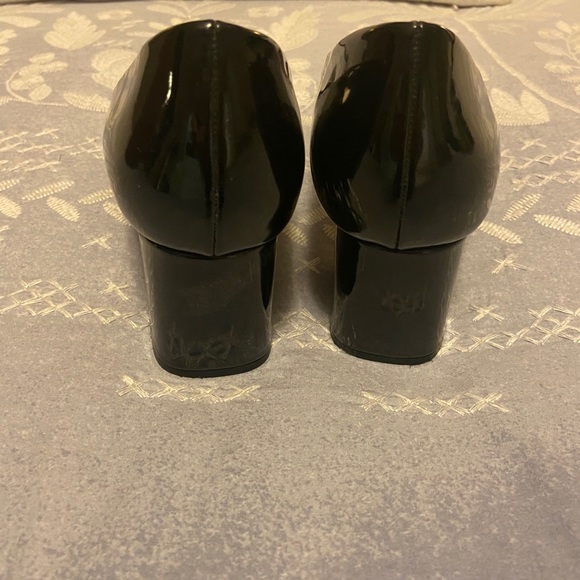 Woman Shoes - Picture 2 of 5